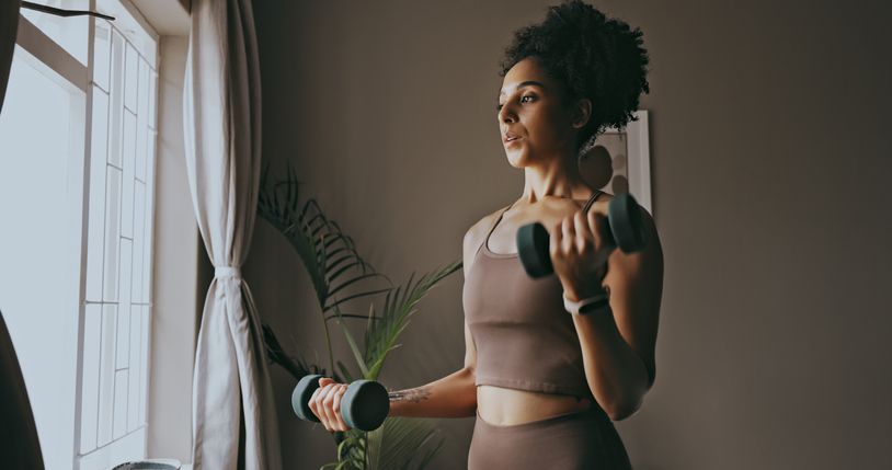 8 dumbbell oefeningen voor thuis of in de gym