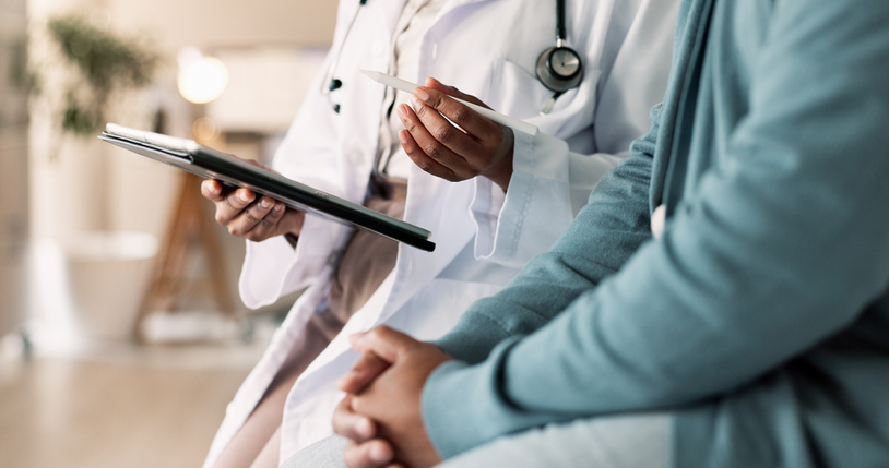 Mensen in witte jassen bespreken bloedwaarden