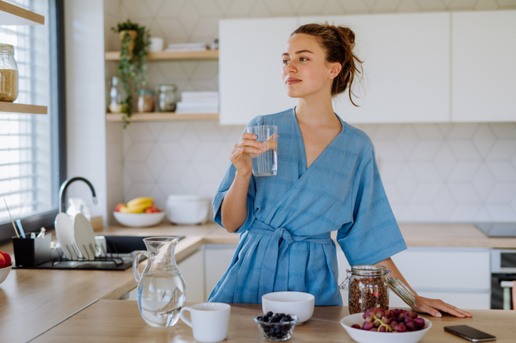 vrouw met glas in de hand