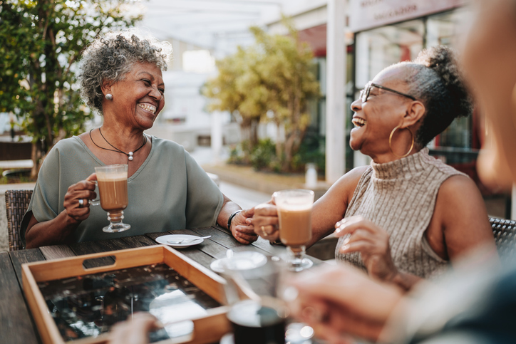 Twee vrouwen lachen naar elkaar 