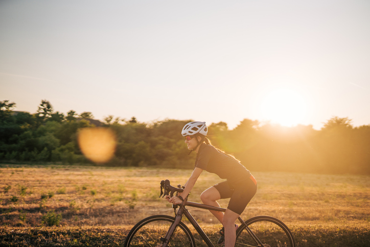 Fietser met zonsondergang