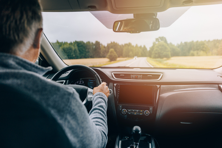 Man rijd in de auto
