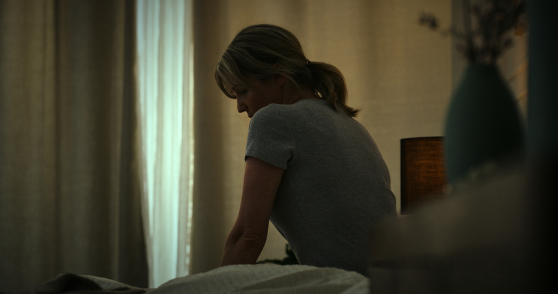 Vrouw zit in donkere kamer