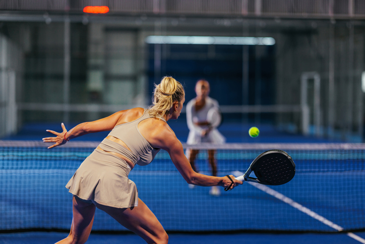 Vrouw speelt padel