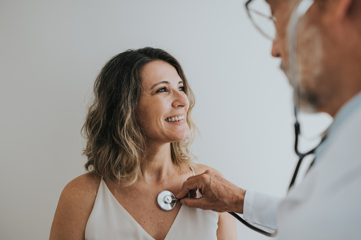 Dokter luistert naar het hard 