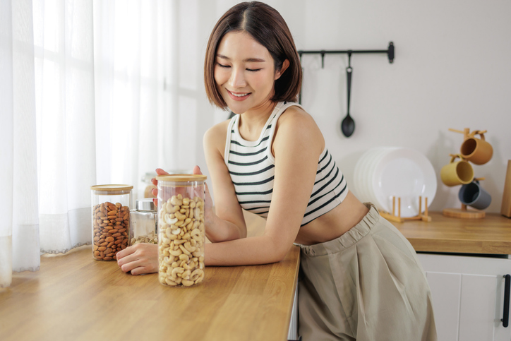 Vrouw is trots op potten met noten