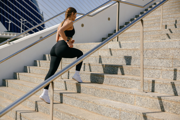 Vrouw doet HIIT training op de trap