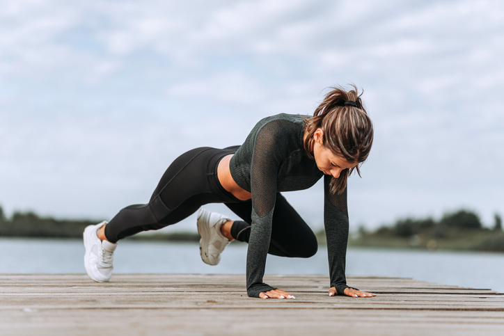 Vrouw doet mountain climbers als oefening