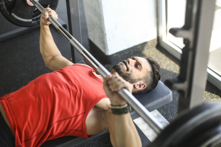 man doet bench press