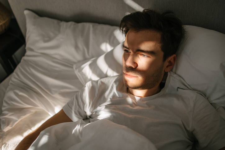 Man ligt in bed