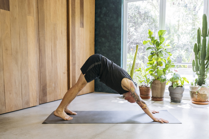 Man doet pike push-ups
