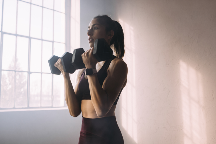 Vrouw doet dumbbell rows
