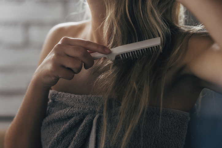Vrouw borstelt haar