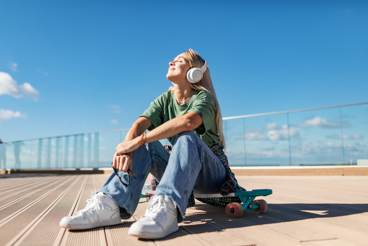 Vrouw geniet van de zon en maakt vitamine D aan