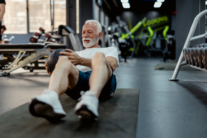 Man doet core oefeningen in de sportschool