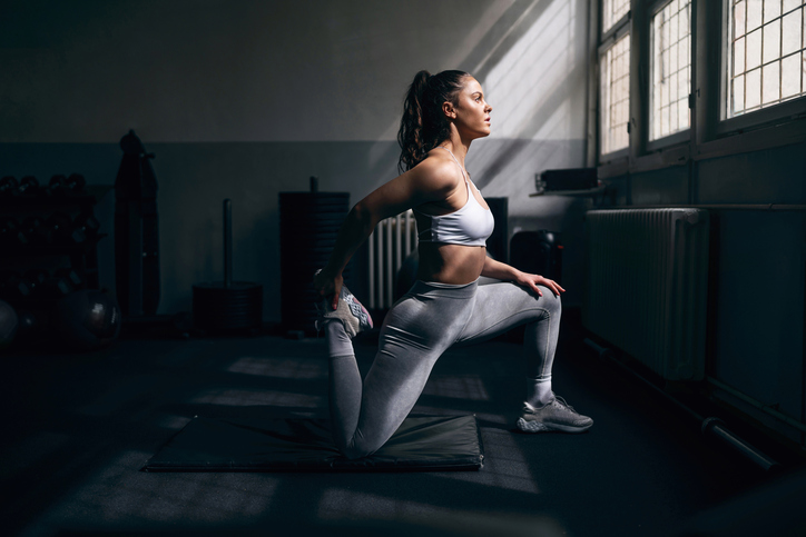 Vrouw stretcht na het trainen van haar quadriceps
