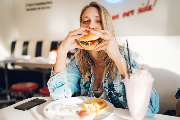 Vrouw eet bruger