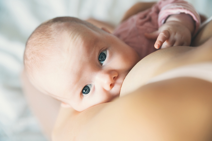 Baby kijkt met grote ogen
