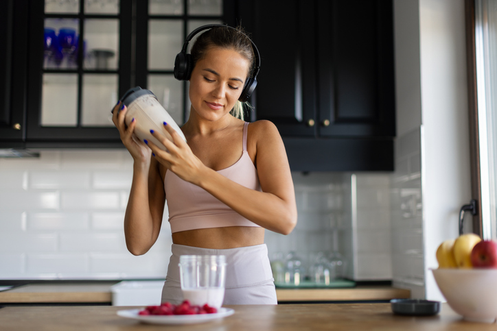 Vrouw maakt eiwitshake