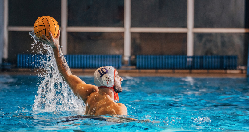 Man doet waterpolo