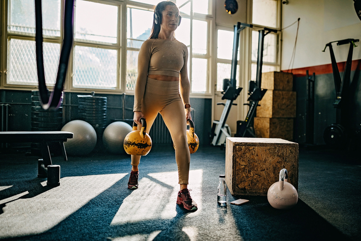 vrouw traint met kettlebells