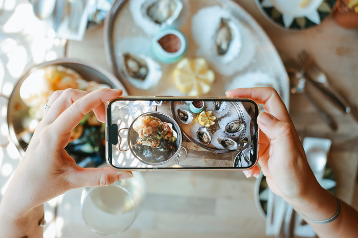 Persoon maakt foto van schaaldieren