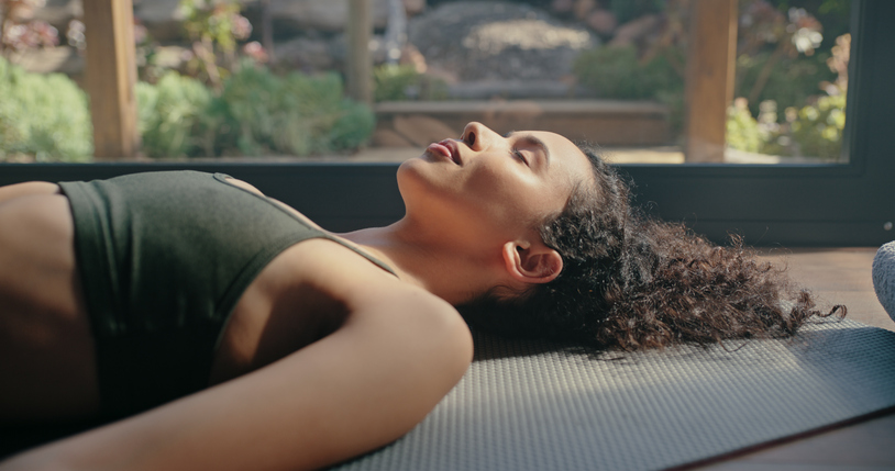 vrouw ligt op yogamat