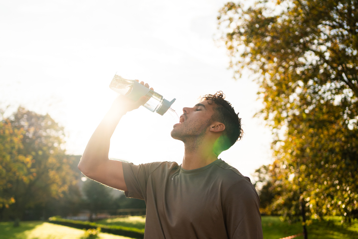 Man drinkt water