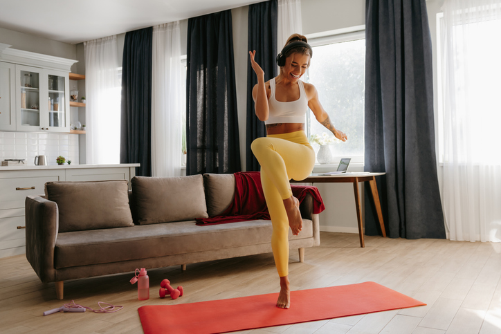 Vrouw danst in de woonkamer